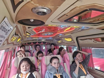 Vip van service travel by 10 seats